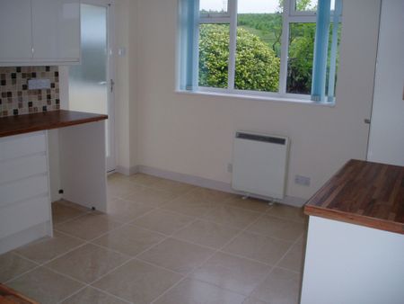2 bedroom detached bungalow to let - Photo 2