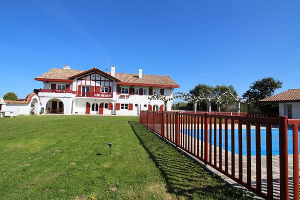 MAISON A LOUER A URRUGNE AVEC PISCINE ET TERRAIN DE 9000 M² - Photo 1