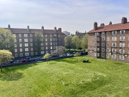 Flat to rent - Green Hundred Road, London, SE15 - Photo 2