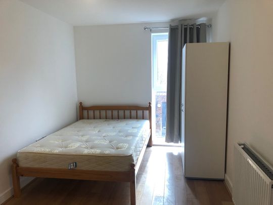 2 Bed Flat, Chancellor Way, RM8 - Photo 1