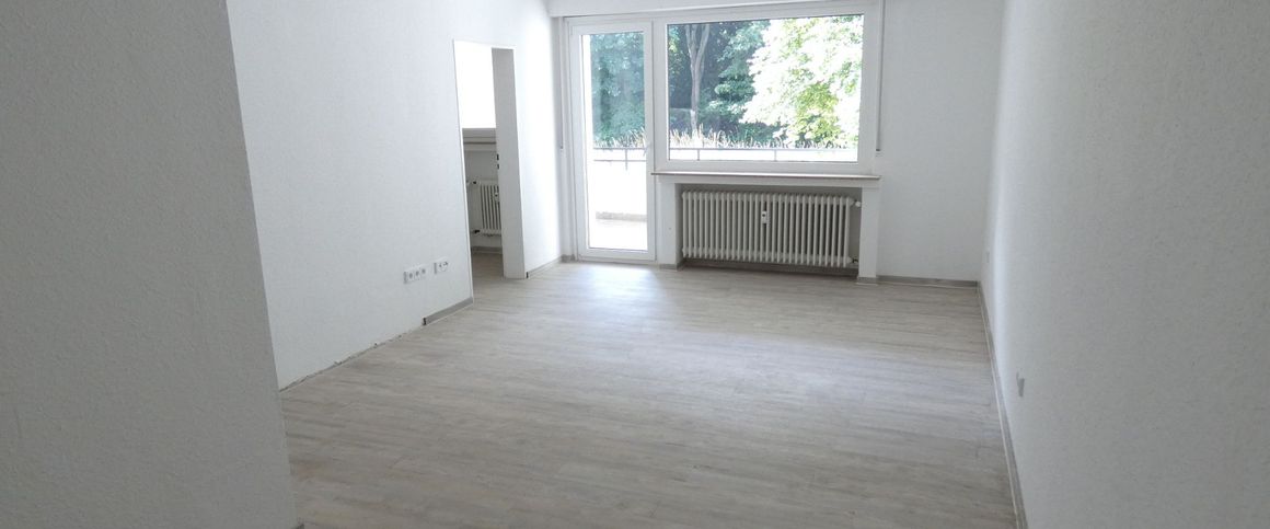 Sorgenfrei einziehen – Erdgeschoss-Wohnung mit Balkon – wird demnächst modernisiert - Foto 1