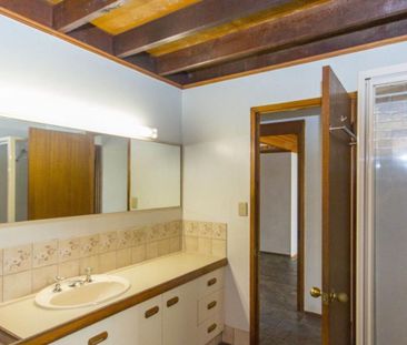 Three Bedroom Home Located Near Public Transport - Photo 6