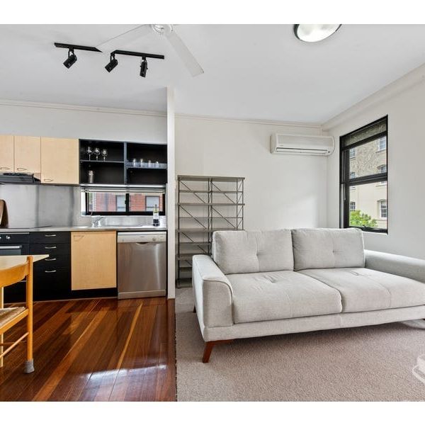 Fully Furnished One-Bedroom Apartment in the Heart of Teneriffe - Photo 1