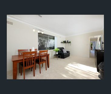 Function and convenience in this pleasant abode! - Photo 2