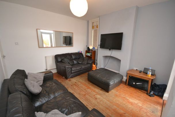 References Pending - 6 bed End Terraced House - Photo 1