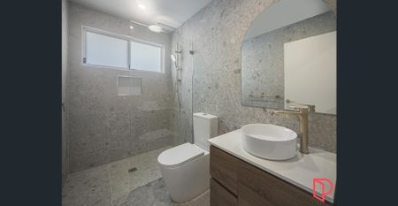 Comfort & Class in This Light-Filled Hampton Villa - Photo 2