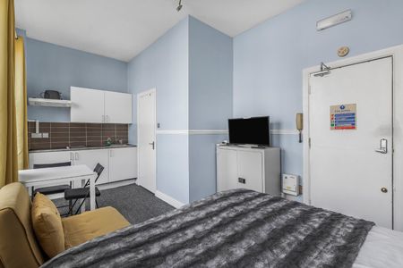 Castletown Road, West Kensington, London, W14 - Photo 3