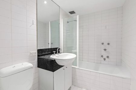 Hidden gem in prime precinct - Photo 4