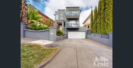 Style & Luxury - Photo 2