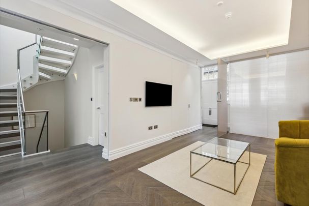 5 bedroom mews to rent - Photo 1