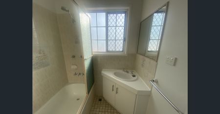 CLEVELAND - PERFECT LOCATION -2 BATHROOMS - Photo 4