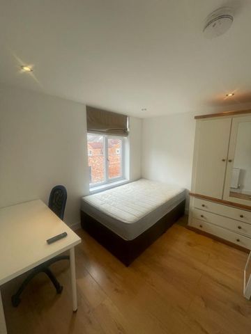 55 Leopold Street - Front door access 4 bed 2 bathLoughborough - Photo 2