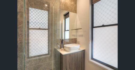 Townhouse with Double garage and Air- Conditioned Bedrooms located in Stretton School catchment - Photo 2