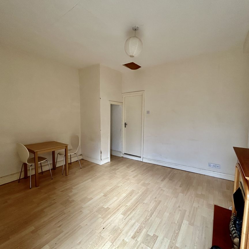 A first floor spacious flat very close to city centre and train station. Entrance in to living room, fitted kitchen with wall & base storage units, cooker, fridge, washer. A double bedroom with en-suite shower room. Double Glaze. Ideal for couple or professional. - Photo 1