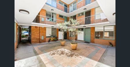 Updated ground floor living with parkside appeal - Photo 5