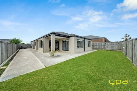 8 Verdant Drive, Clyde North - Photo 4