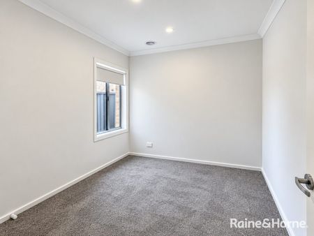 Modern Family Living in Tarneit - Photo 2