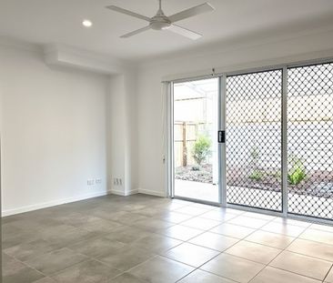 NEAR NEW- 3 BED 2 BATH TOWNHOUSE- FULLY DUCTED AIR CON - Photo 2