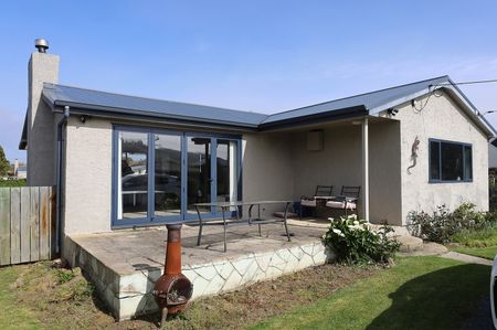 Country Living Made Easy – Sunny Home with Great Outdoor Space - Photo 2