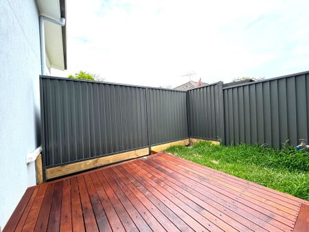 NEAR NEW GRANNY FLAT - 1 BEDROOM - Photo 3