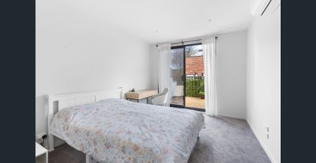 Stylish Ground-Floor Living by the Bay - Photo 3