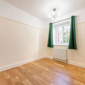 2 bedroom in Kew Road - Photo 2