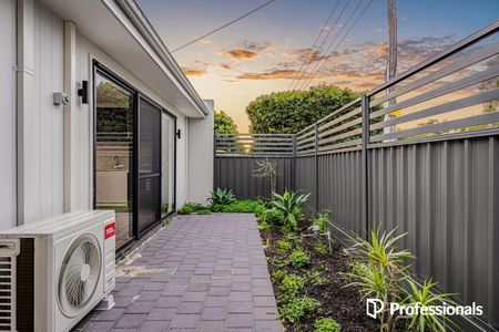 Brand New Street Front Villa! - Photo 5