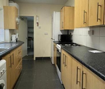5 bedroom semi-detached house to rent - Photo 3