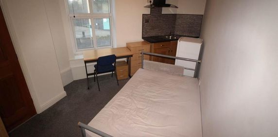 1 bedroom in a house share to rent - Photo 2