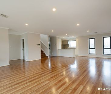 16 Finemore Street, Coombs ACT 2611 - Townhouse For Rent | Domain - Photo 5
