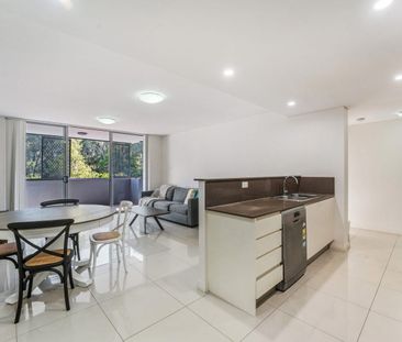 Modern Three Bedroom Living in a Prime Location! - Photo 3