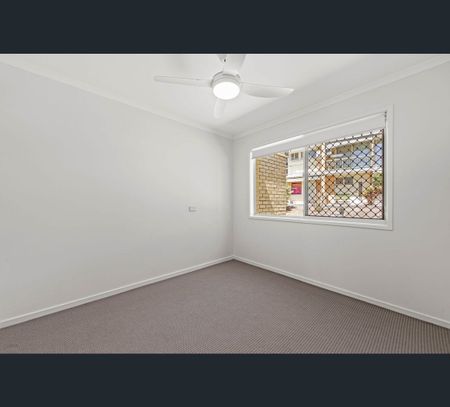 60 Ridgeway Avenue, Southport, Qld 4215 - Photo 3
