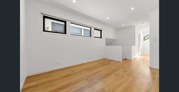 Stunning Executive Town Residence! - Photo 1