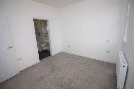 2 bedroom Flat To Let - Photo 3