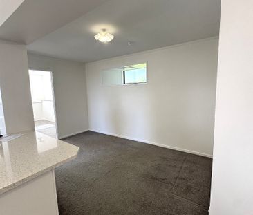 Convenient West Harbour Locationi - Photo 5