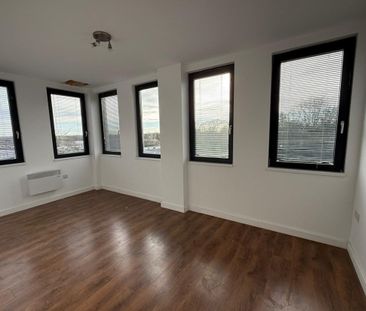 PETERBOROUGH - Photo 1