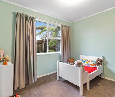 Tidy 3 bedroom home with elevated deck - Photo 6