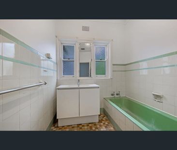 Robust residence nestled in one of Normanhurst's premier streets - Photo 3