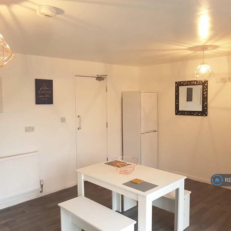 1 bedroom in a house share to rent - Photo 1