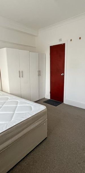 1 bedroom in a flat share to rent - Photo 1