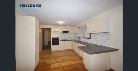 3 BEDROOM FAMILY HOME CLOSE TO PARK & SHOPS - Photo 3