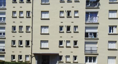 Quartier de Montcy St Pierre, appartement de type 5 situé au 1er étage d'un immeuble sécurisé comprenant 3 chambres fermées salon/séjour, cuisine séparée, salle de bain avec baignoire , wc séparé et une buanderie - Photo 2