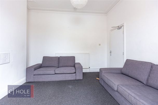 Muller Avenue, - Photo 1