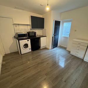 Bedsit, Ladbroke Grove / White City, W10 - Photo 2