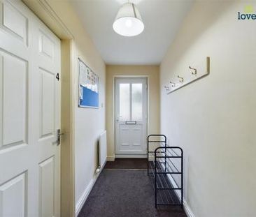 4 bedroom Semi-detached house To Let - Photo 3