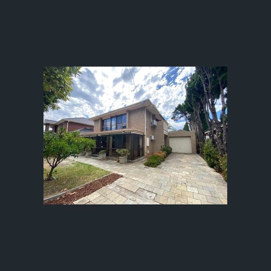 Spacious Family Home in the McKinnon Secondary College Zone – Pool Maintenance Included - Photo 1