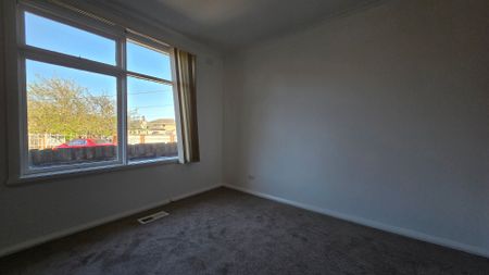 Spacious 3-Bed Home with Large Backyard - Photo 5