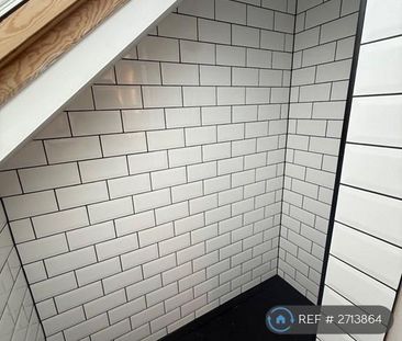 1 bedroom in a flat share to rent - Photo 4