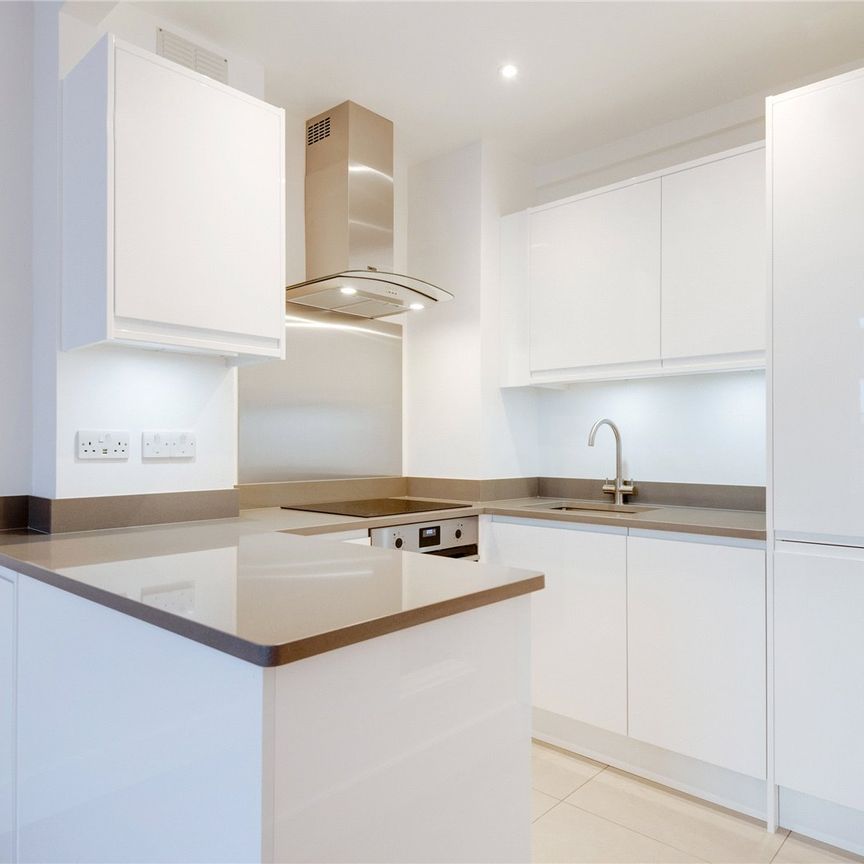 Bedroom : Bathroom : Reception Room : Kitchen : 24hr Porterage : Communal Hot : Water & Heating : Entrance Phone : Lift : Communal Garden - Photo 1