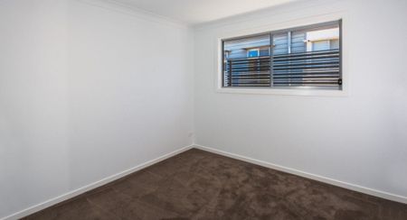 Luxury Town Home in Prestigious Hawthorne - Photo 2